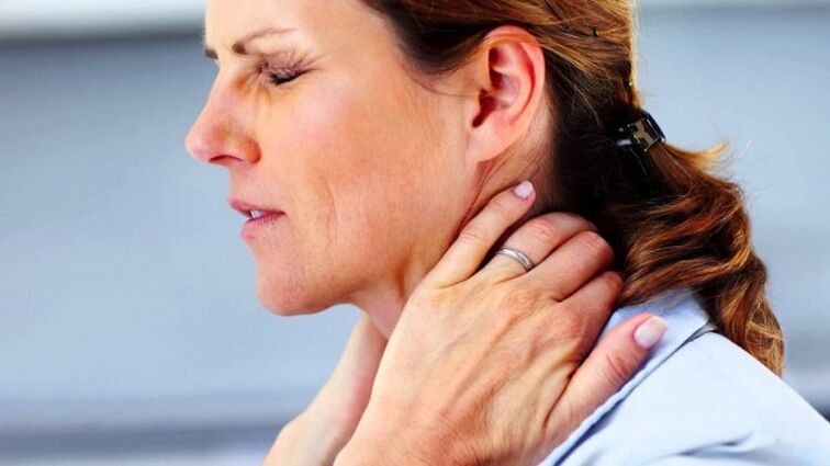 Rückenschmerzen im Nacken sind ein Reflexsyndrom der zervikalen Osteochondrose. 
