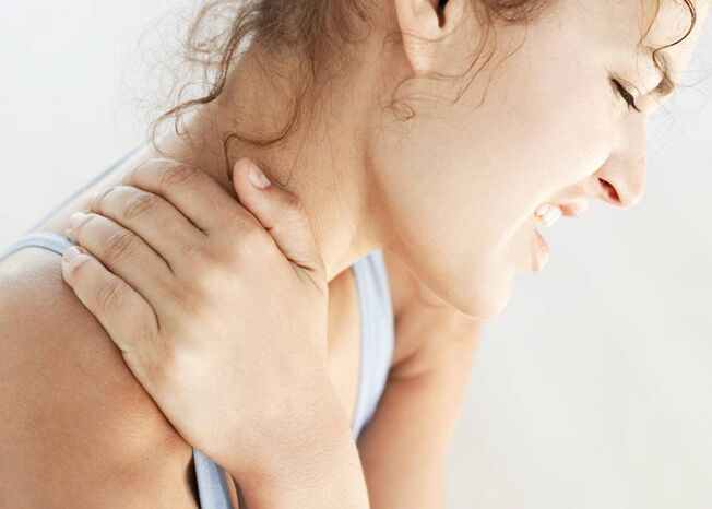 Starke Schmerzen bei einer Frau, verursacht durch zervikale Osteochondrose. 