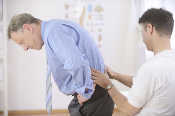 Bei Rückenschmerzen im Lendenbereich ist es notwendig, einen Arzt zur Diagnose aufzusuchen. 