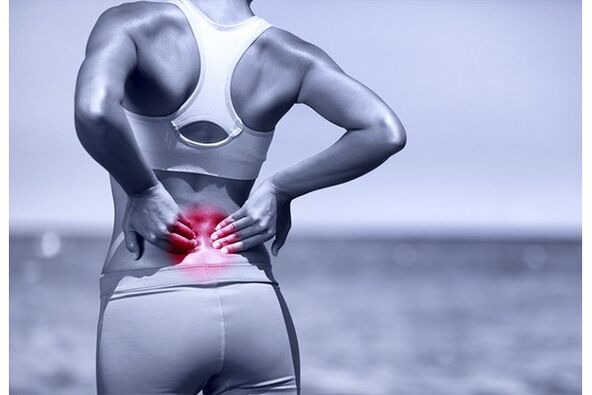 Der Rücken im Lendenbereich kann durch übermäßige körperliche Anstrengung schmerzen