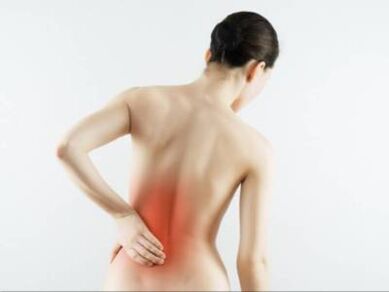 Rückenschmerzen in der Lendengegend einer Frau. 