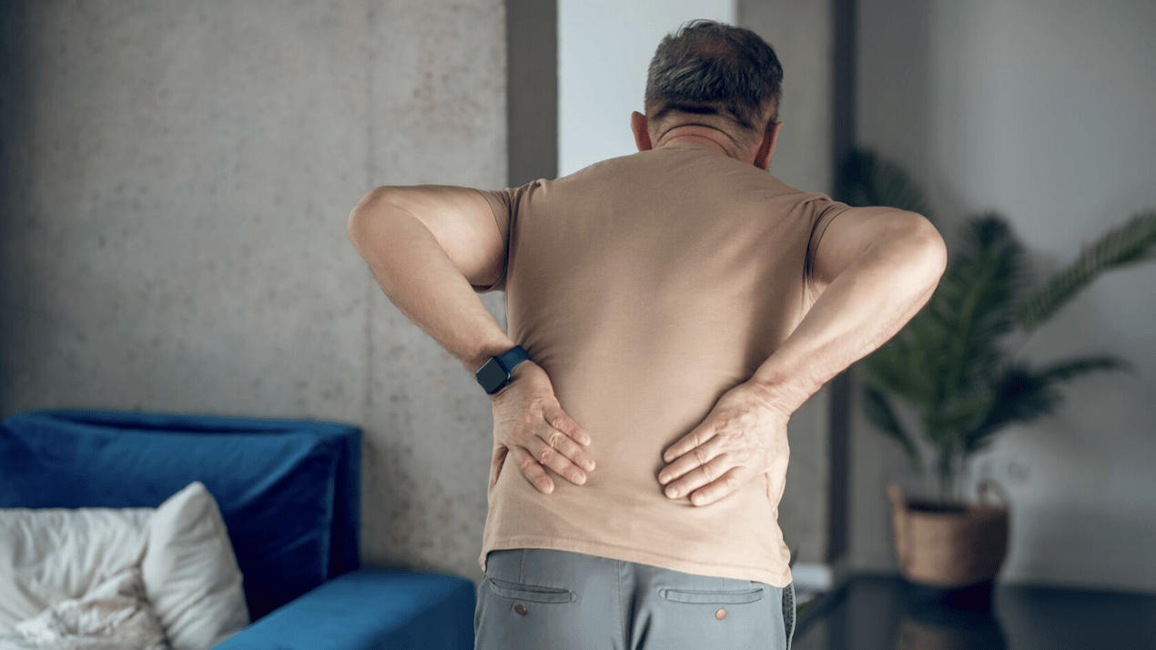 Rückenschmerzen im Lendenbereich bei einem Mann. 