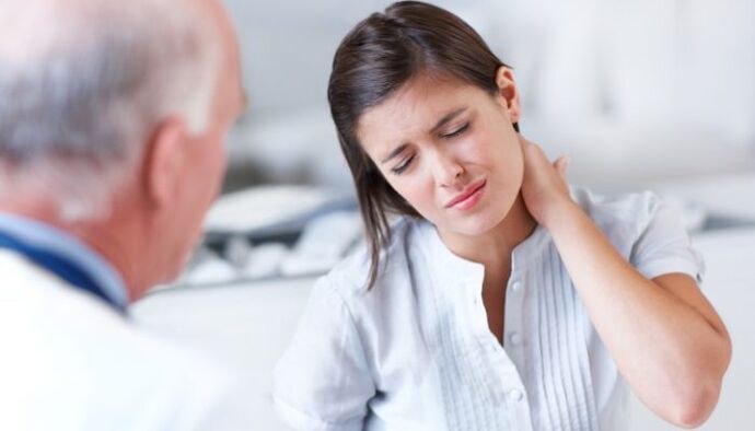 Ein Patient mit Anzeichen einer zervikalen Osteochondrose während eines Arztgesprächs. 